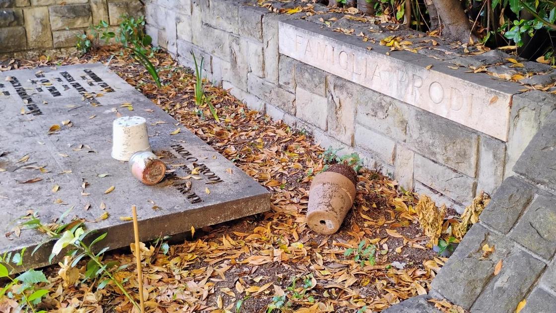 Fili elettrici, vasi sparsi ed erba alta. Degrado al cimitero di San Ruffino