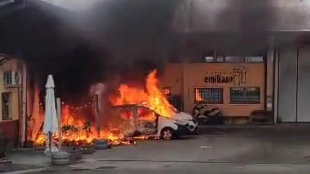 I furgoni avvolti dalle fiamme ieri mattina a Ponte Samoggia