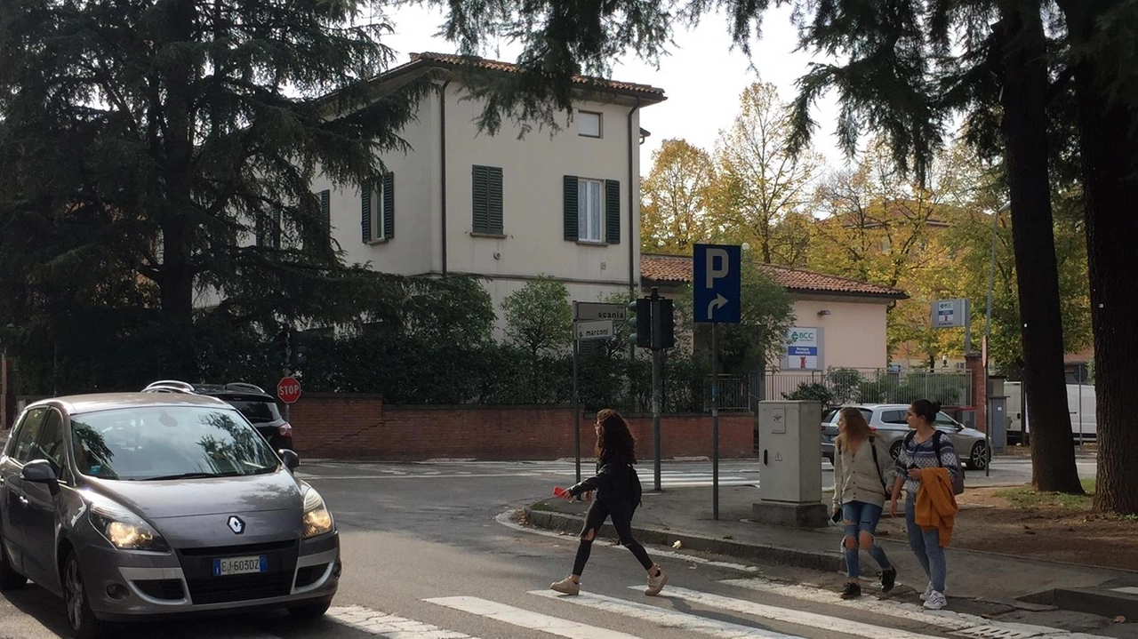 L’attraversamento pedonale di via Marconi dove dovrebbe iniziare. la ciclopedonale