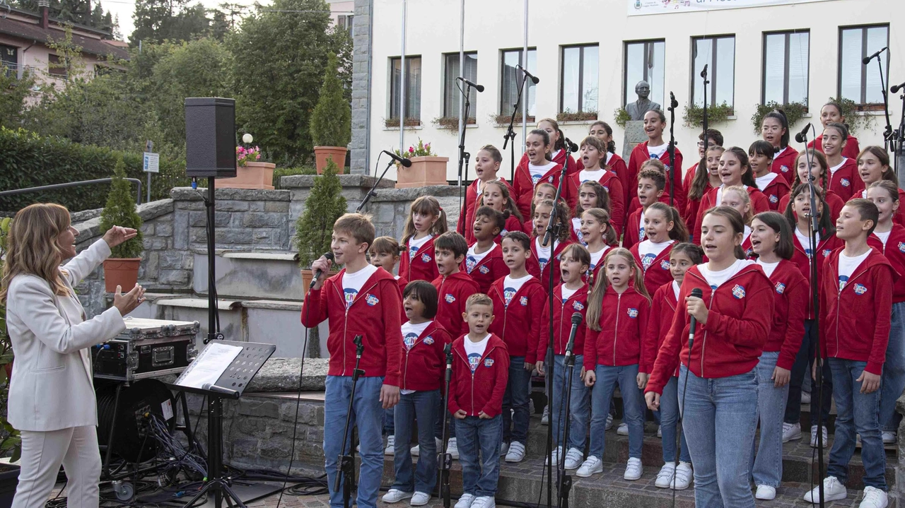 La donazione della Cna destinata alla mensa che ogni giorno sfama 300 persone. Grande successo per il concerto del coro