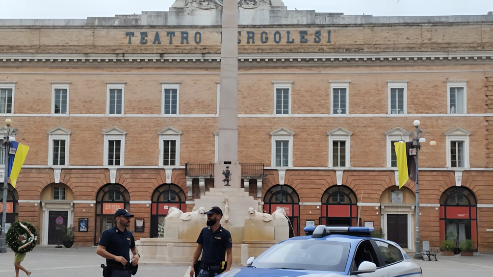 Un 55enne maceratese minaccia la proprietaria di un appartamento a Jesi dopo aver mancato al pagamento dell'affitto. Identificato e denunciato per minacce, l'uomo invia messaggi intimidatori prima di essere scoperto e denunciato alle autorità.