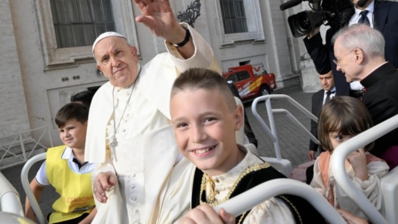 I tre bambini ascolani con Papa Bergoglio sulla Papamobile