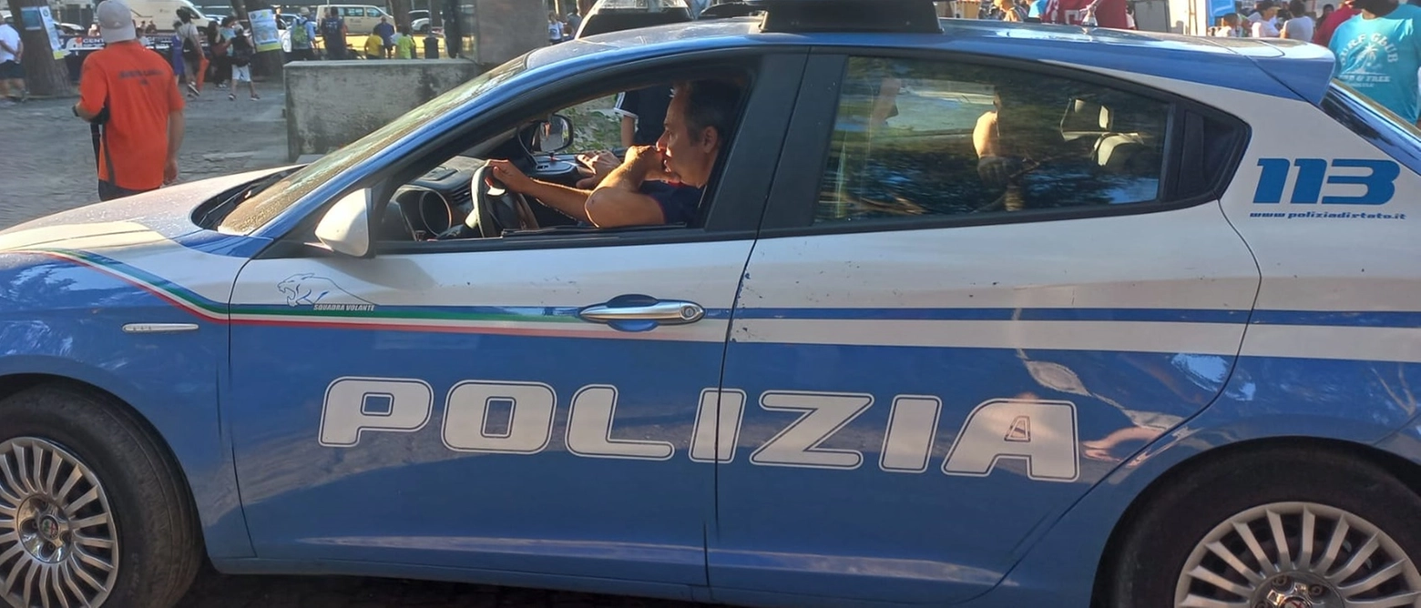 La polizia ha avviato le indagini e scoperto che dietro al prestito stipulato da un 21enne c'era il fratello che adesso dovrà rispondere di sostituzione di persona