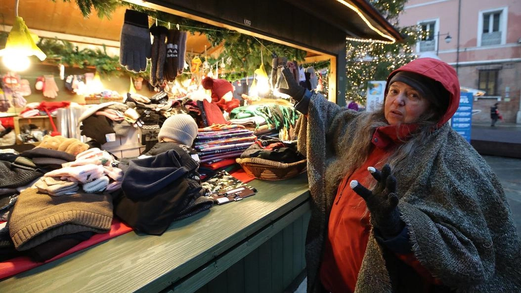 Diverse strutture in piazza del Popolo hanno ricevuto una visita sgradita. Una commerciante: "Sono davvero incredula e piena di amarezza".