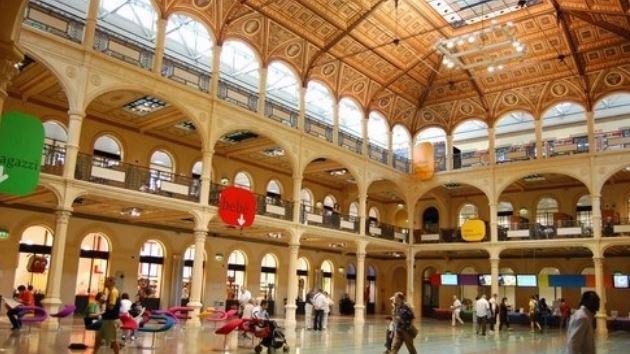 Semina il caos in Sala Borsa: arrestato 46enne