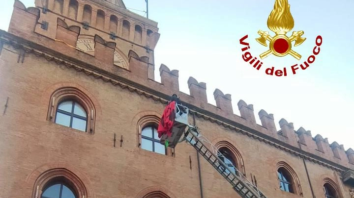 I vigili del fuoco mentre rimuovono lo striscione