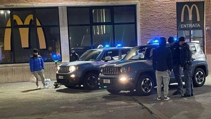 Accoltellato in piazzale Marconi. Due arrestati per tentato omicidio