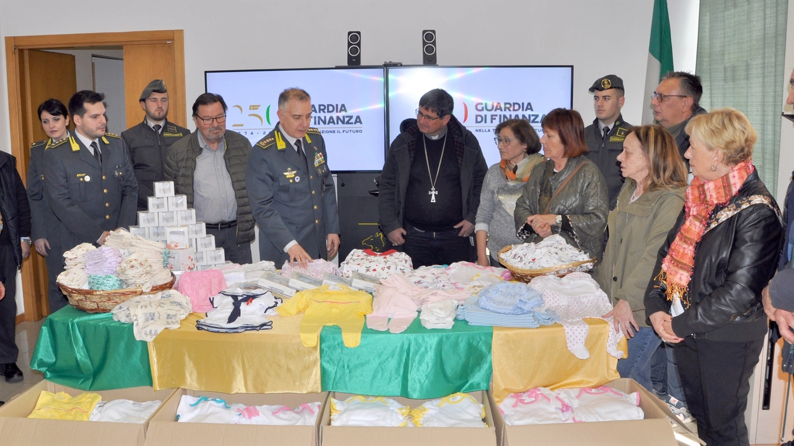La maxi donazione delle Fiamme gialle alla Caritas di Rimini