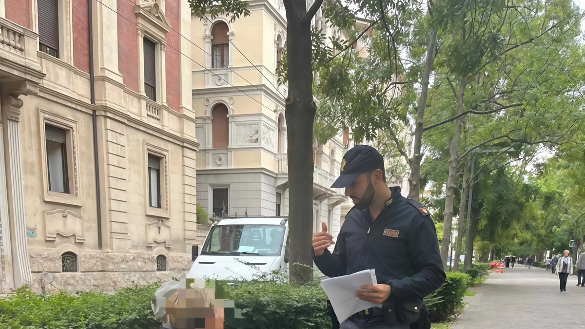 Poliziotti incontrano gli anziani in centro. Li mettono in guardia