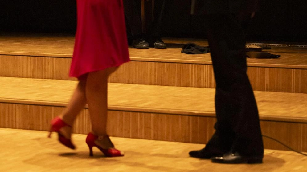 Octavio de la Roza e Camilla Colella portano il tango tradizionale in chiave contemporanea al teatro Comunale Pavarotti Freni, unendo passione e innovazione nella danza.