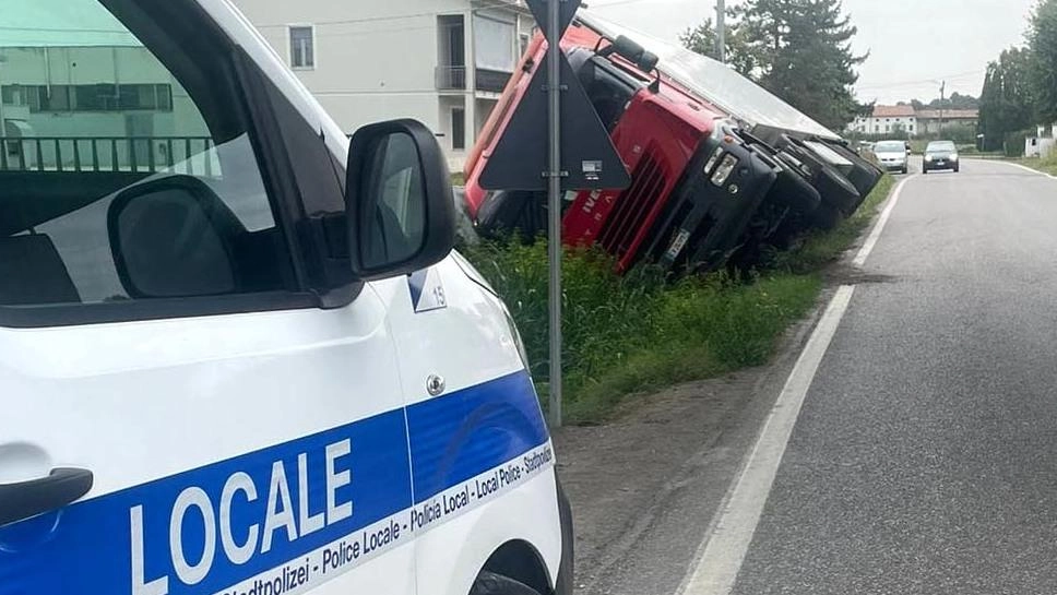 Nel pomeriggio invece un camion è uscito di strada. Arriva la polizia locale.