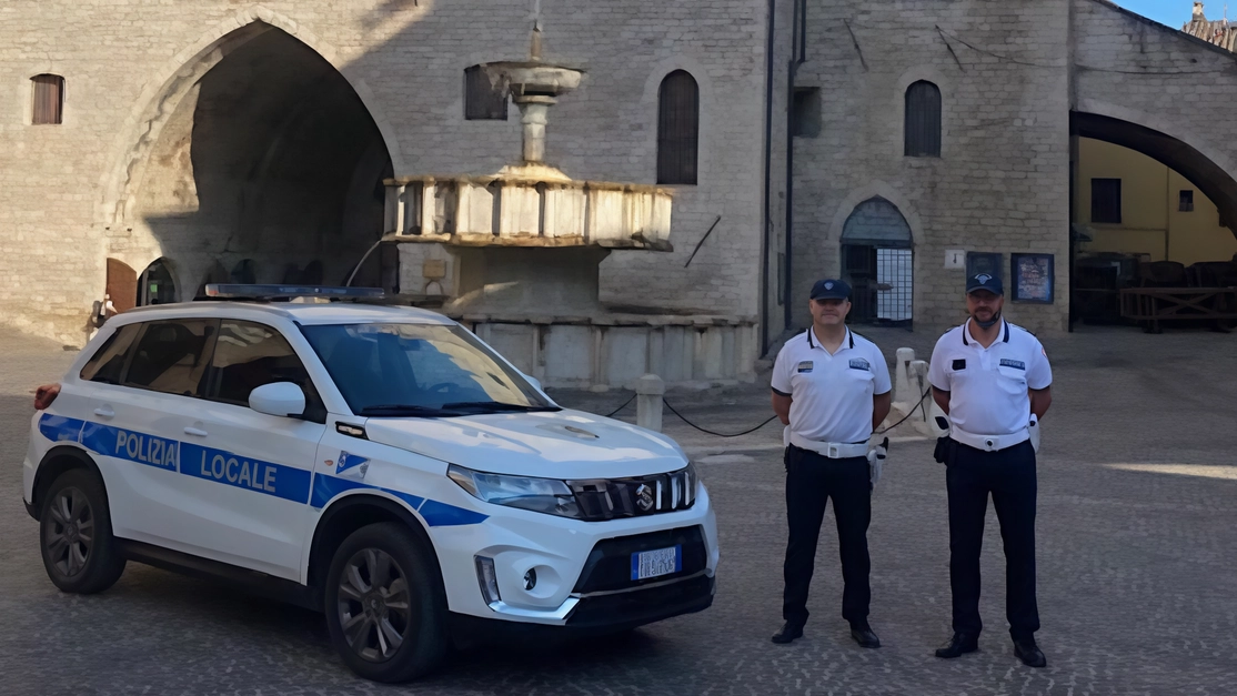 Gli agenti della polizia locale in centro a Fabriano