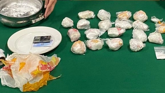 Arrestata in flagranza una famiglia di albanesi. I militari hanno recuperato dal giardino ben 20 pacchetti contenenti 50 grammi di cocaina ciascuno, per un complessivo di un chilo