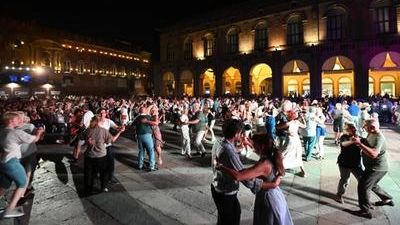 Il cinema all'aperto di Piazza Maggiore (Bologna) si trasforma nella pista da ballo più grande della regione con 'Filuzzi'