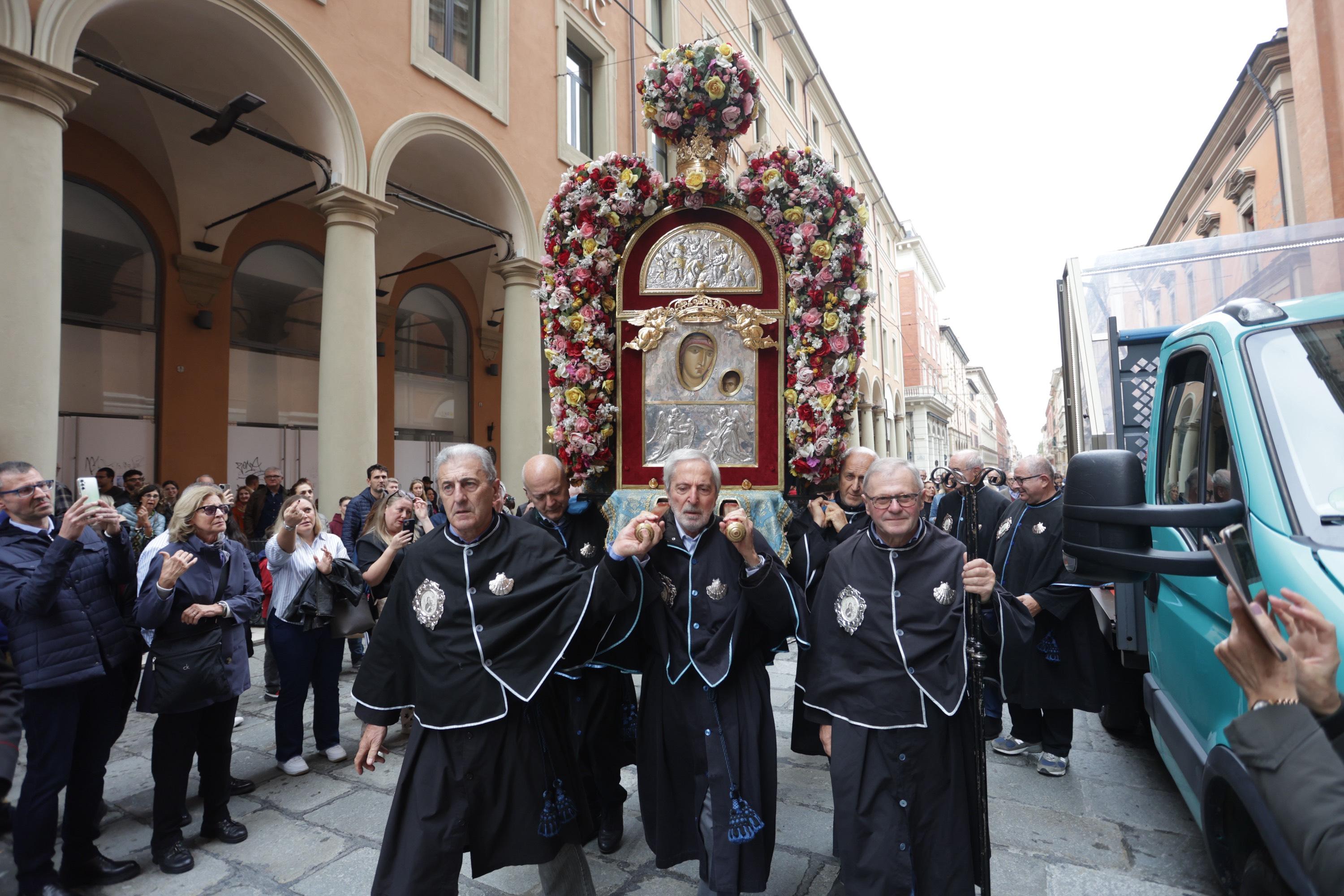 La Madonna di San Luca Folla di fedeli dopo l’alluvione | Chiediamo a ...