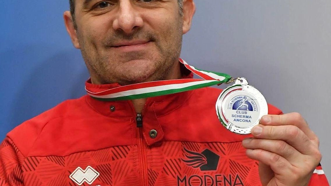 Exploit del 47enne atleta modenese di Pentamodena Davide Costi al ’PalaCasali’ di Ancona nella prima prova nazionale paralimpica. Nella spada...