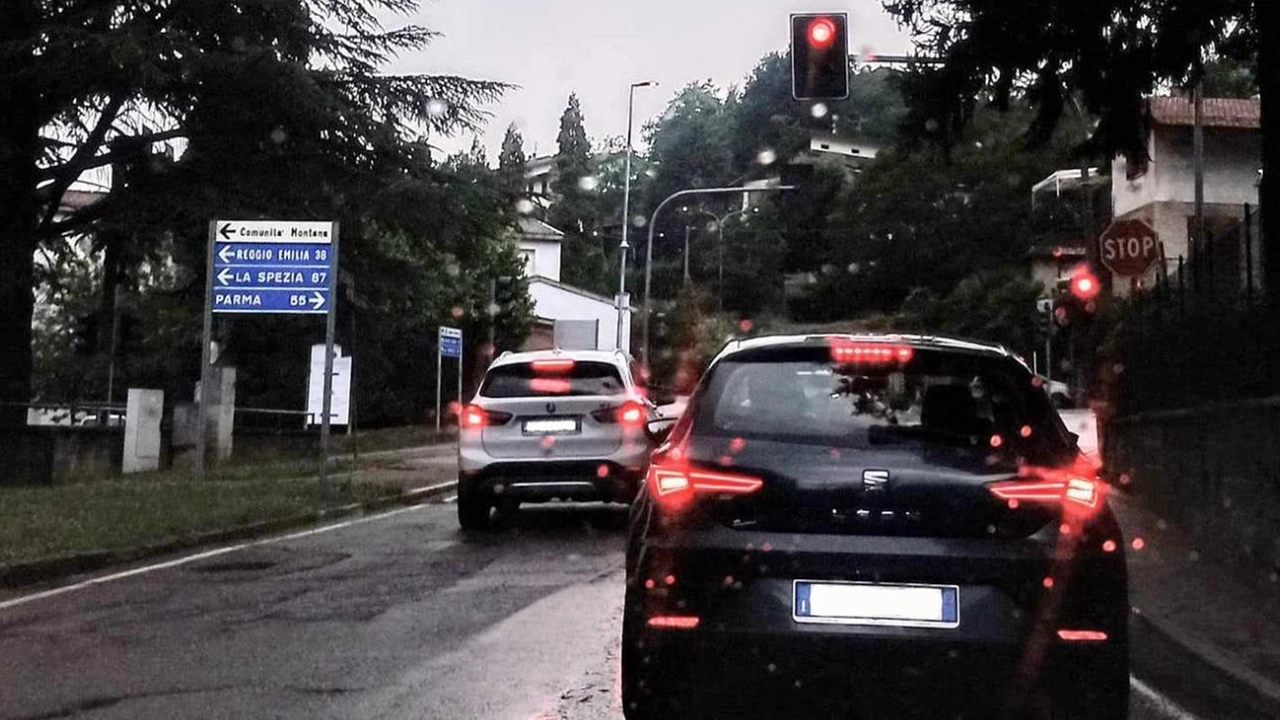 Le indicazioni sull’asfalto sono ormai sparite: molte auto contromano al semaforo.