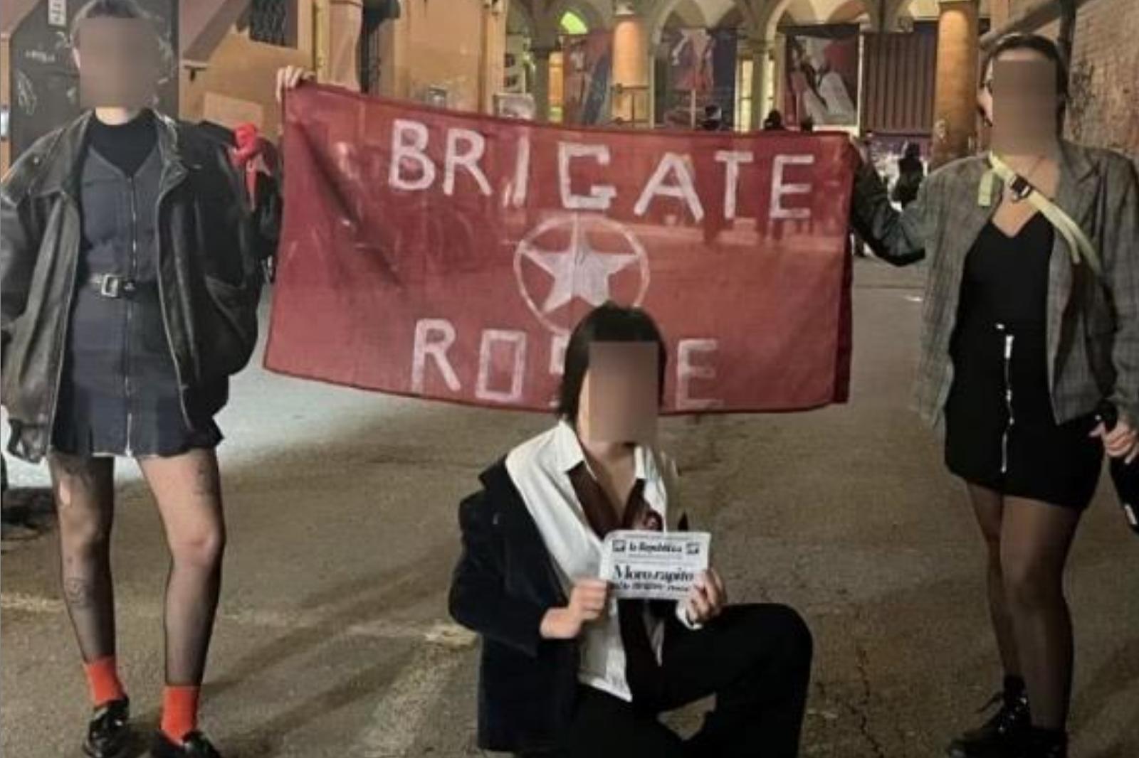 Si travestono da rapimento di Aldo Moro per Halloween: polemiche a Bologna sulla foto choc