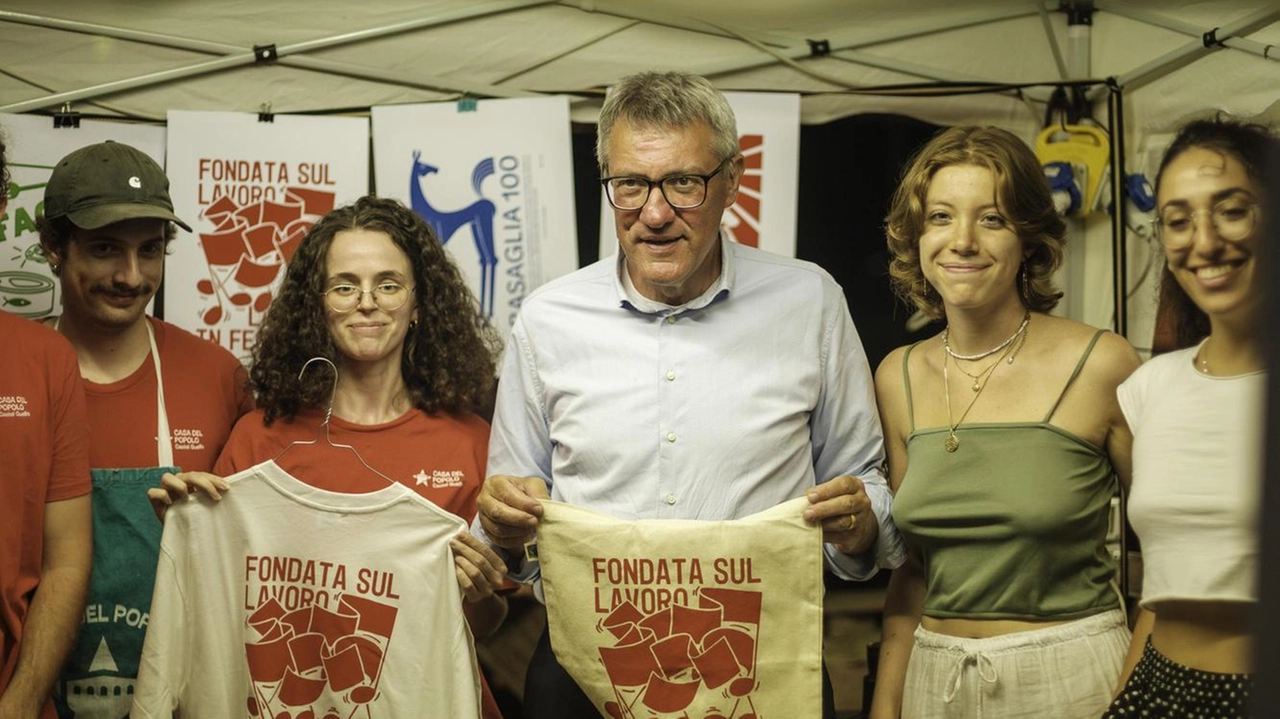 Il segretario generale Cgil Maurizio Landini affronta temi cruciali come precariato e sfruttamento del lavoro alla festa 'Fondata sul lavoro' a Imola, esortando i giovani a lottare per un futuro migliore e a non delegare il cambiamento.