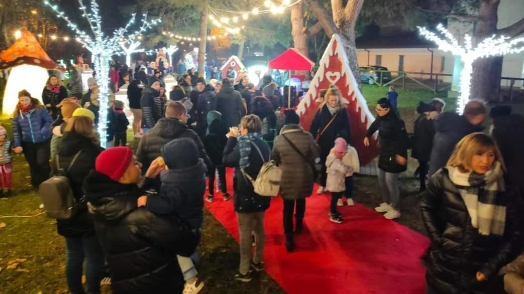 Il periodo natalizio a Lagosanto si arricchisce di eventi magici con "Natale Insieme 2024": un mese di festa e condivisione per tutte le età, tra decorazioni scintillanti, spettacoli, concerti, e specialità enogastronomiche locali.