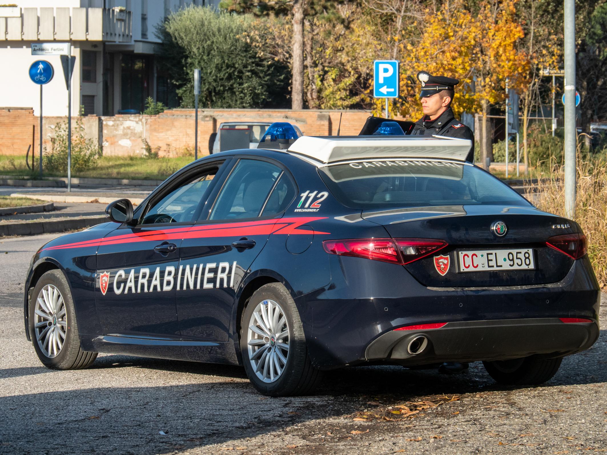 Minaccia i clienti di un supermercato e cerca di aggredire i carabinieri