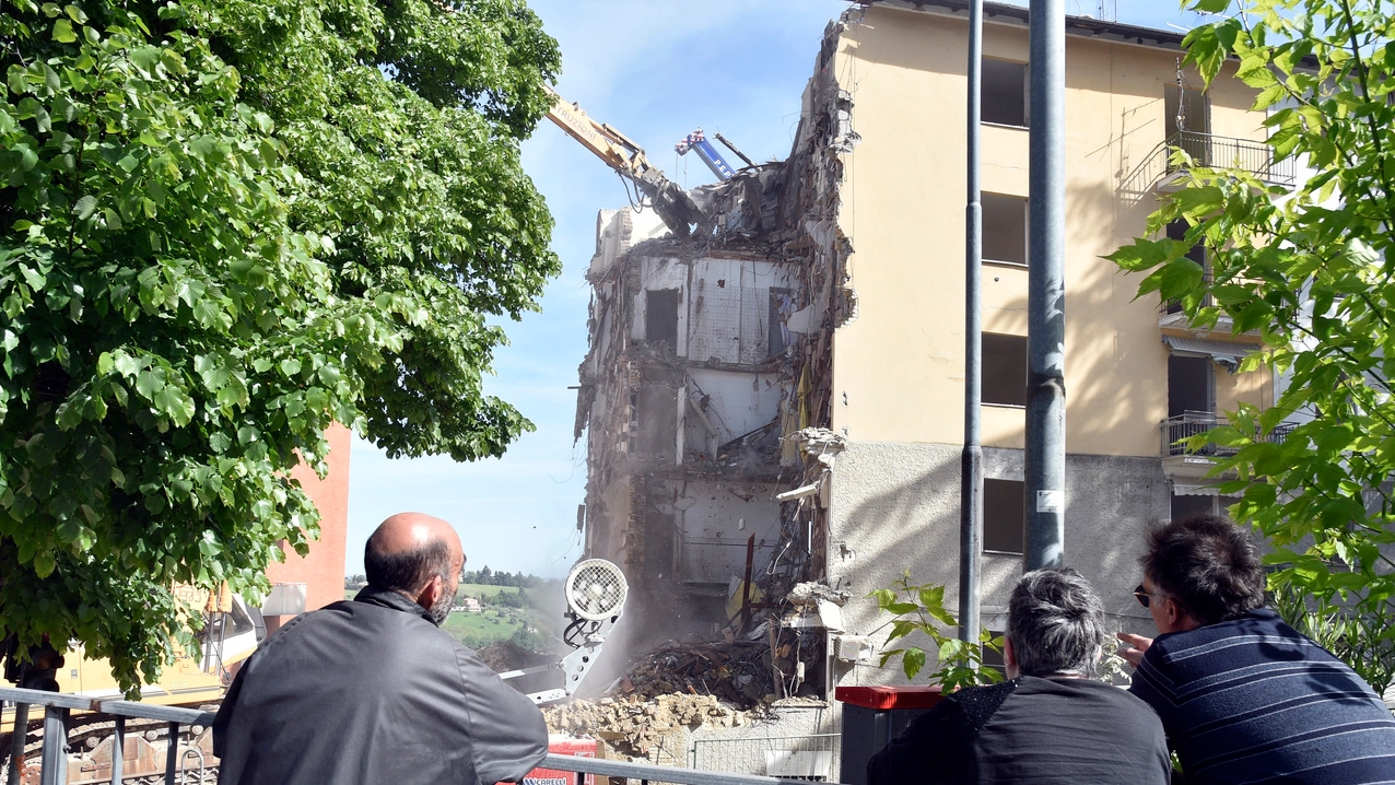 La demolizione del primo palazzo in via Pantaleoni (foto Calavita)