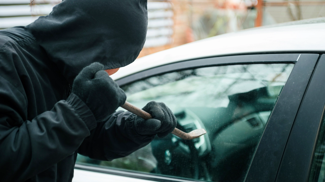 Topo d'auto in azione: finestrini rotti per rubare nelle vetture parcheggiate (immagine d'archivio)