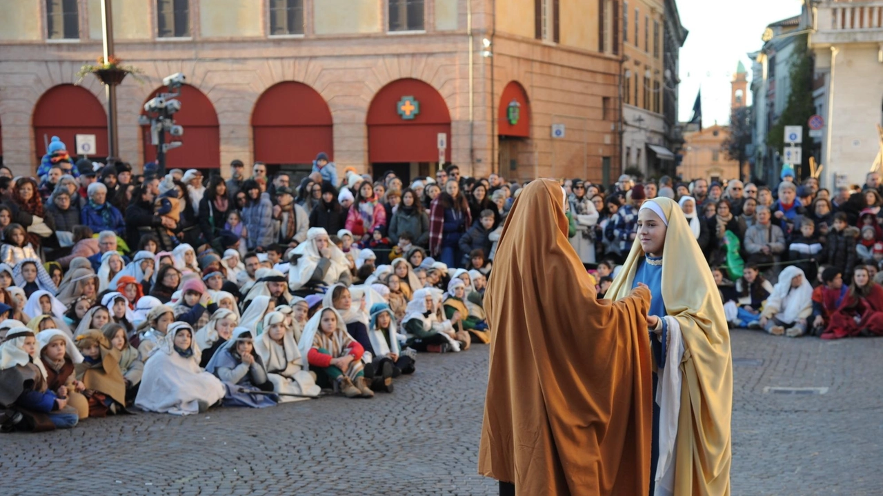 Ieri la tradizionale rappresentazione che coinvolge oltre trecento persone, fra cui tanti bambini, e l’arrivo della fiammella hanno destato grande interesse.