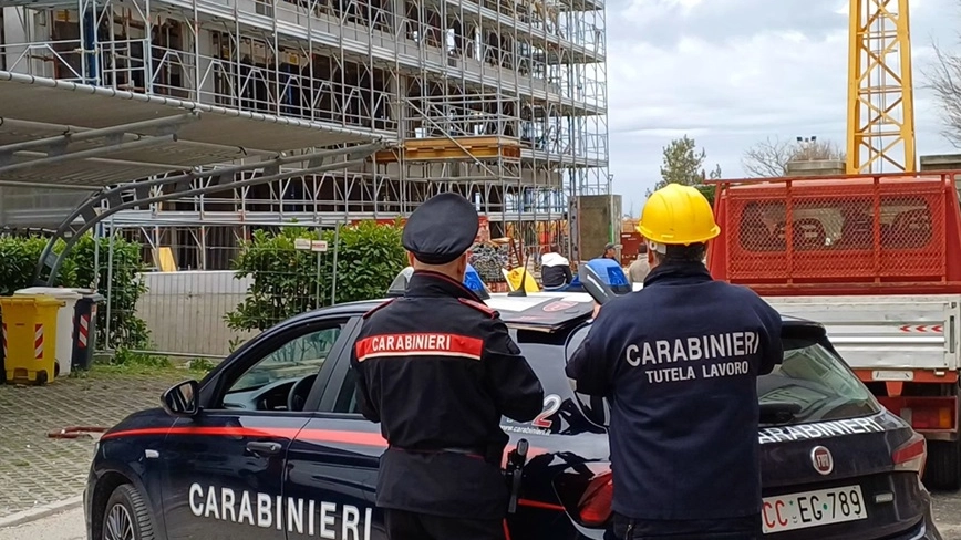 Controlli dei carabinieri in un cantiere edile