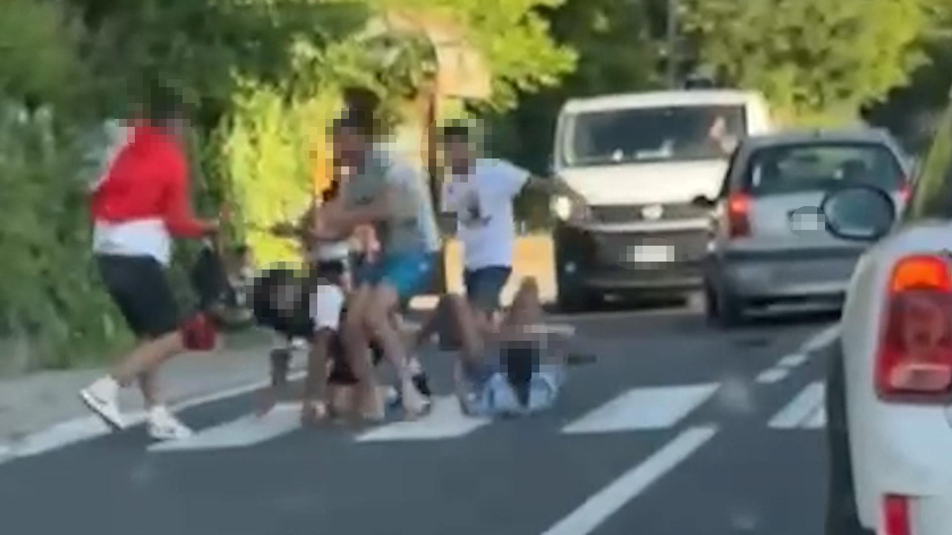 Violenta rissa in strada blocca il traffico a Pianoro, video al setaccio