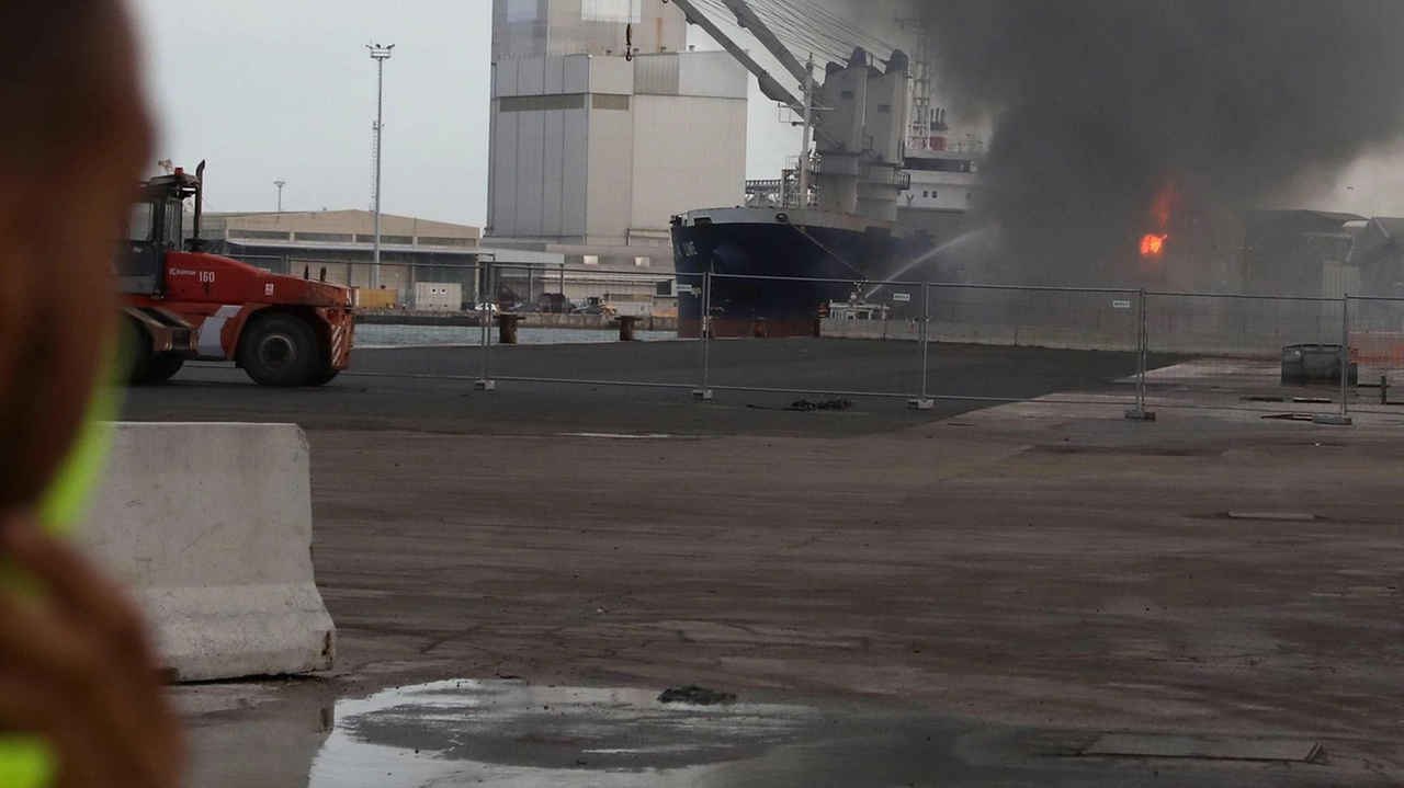 Il rogo è partito dalla sala macchine: danni ingenti e nessun ferito. Sul posto diverse squadre dei vigili del fuoco, anche con l’imbarcazione.