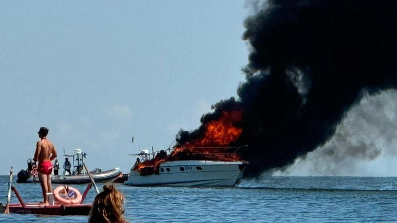 Lo yacht avvolto dalle fiamme e dal fumo all’uscita del canale tra Spina e Estensi