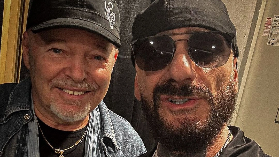 Anche J-Ax ha postato una foto con Vasco Rossi durante una delle tappe milanesi del tour 2024