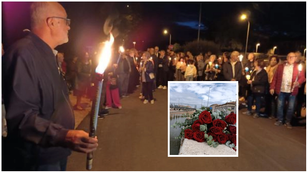 La fiaccolata di ieri sera a Pianello. A Corinaldo sono state accese 13 candele. Nel riquadro, le rose rosse deposte a Senigallia per ricordare la mamma e la sorella di Simone Bartolucci