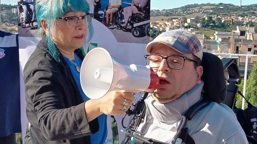 Protesta ieri mattina davanti alla Regione con slogan e striscioni: "Non vogliamo più vivere una vita di opportunità negate". Il presidente Latini annuncia un consiglio straordinario sul tema.