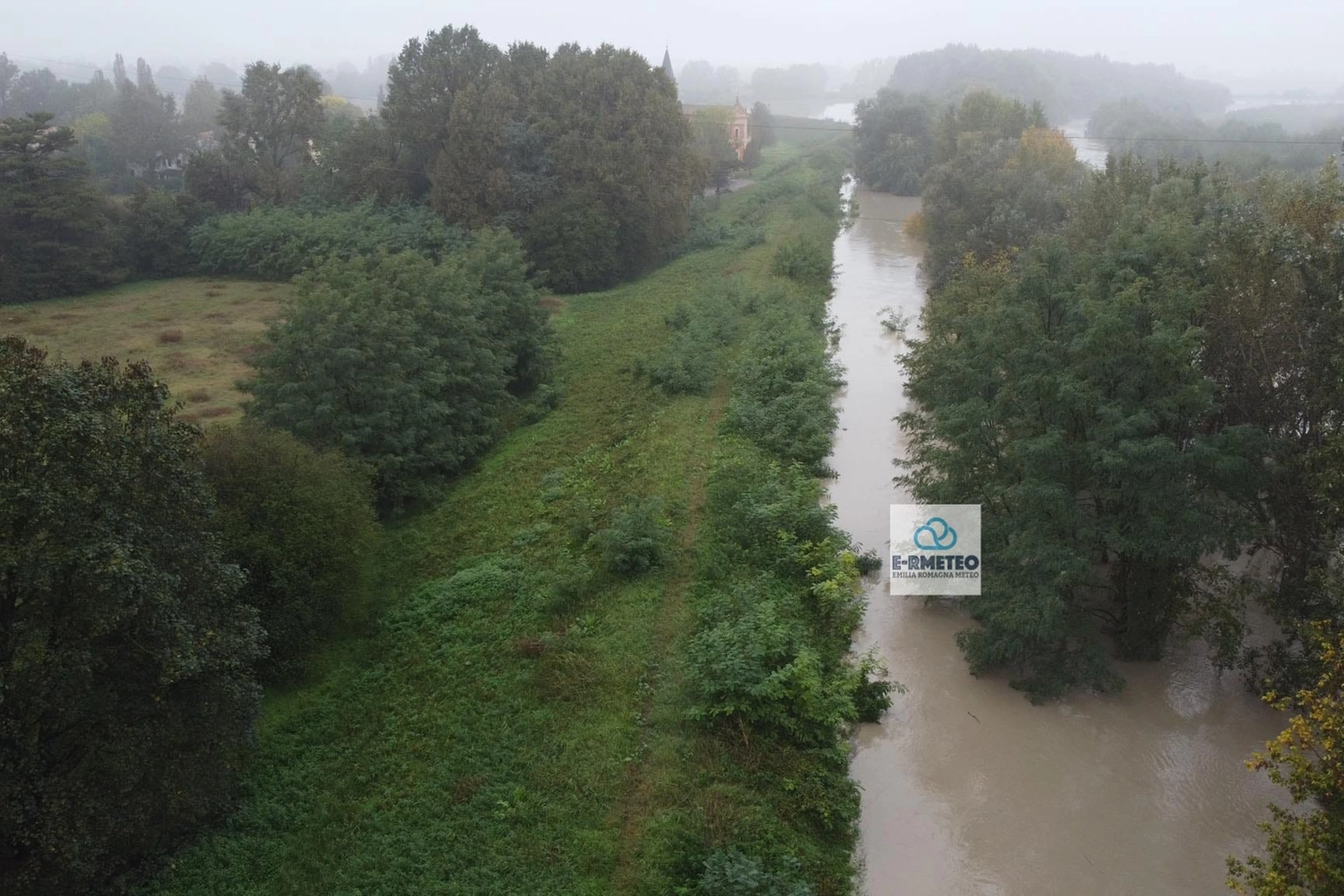 Il Reno sopra alla soglia rossa a Bonconvento di Sala Bolognese (foto Emilia Romagna Meteo)