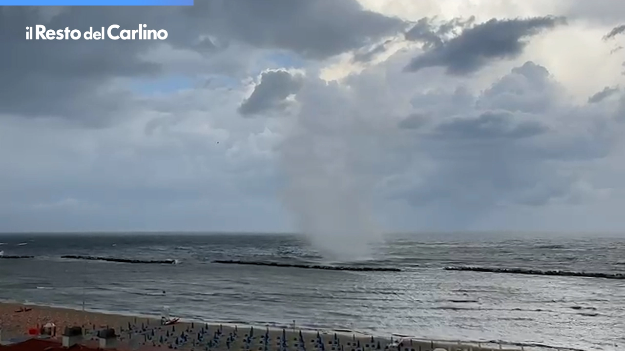 La tromba marina a Igea, al di là degli scogli