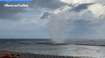 Tromba marina oggi a Igea: fuggi fuggi dei bagnanti e qualche danno. Video