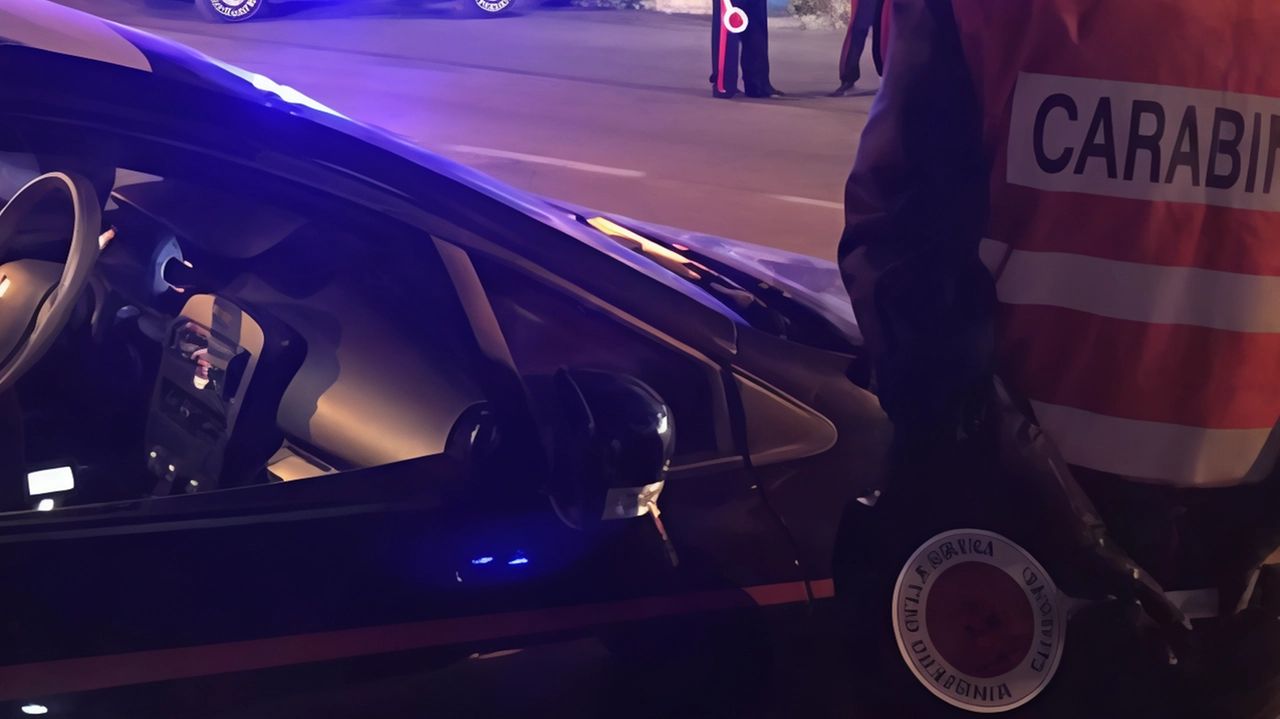 Carabinieri a Fermo denunciano diversi automobilisti per guida sotto l'influenza di alcool e droghe, con conseguente ritiro della patente e sequestro dei mezzi. Situazioni di pericolo sulla strada.