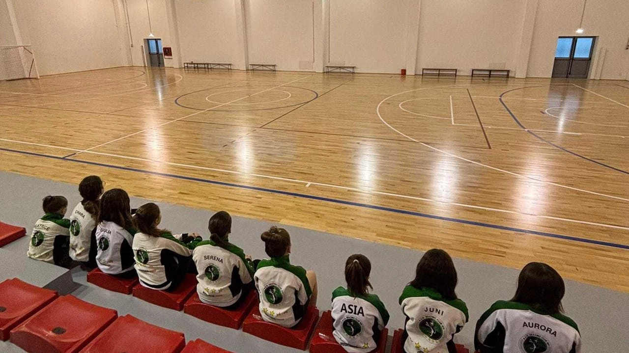 Le atlete dell’Asd Skating sulle gradinate a guardare il parquet vuoto