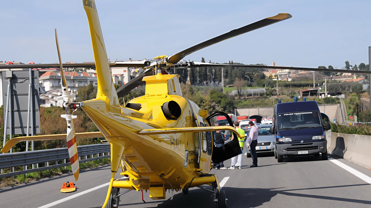 La vittima è l’autotrasportatore alla guida del mezzo. È successo in direziona Bologna, tra Parma e Piacenza. Autostrada parzialmente chiusa per ore