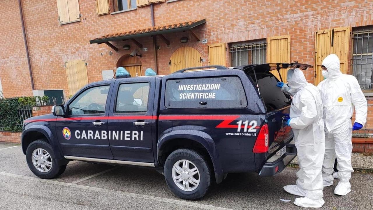 Poche righe scritte da entrambi: "Giornate interamente condizionate dal nostro stato di salute". Lui, 71 anni, ha sparato alla moglie 64enne e a se stesso. La donna era affetta da una patologia degenerativa.