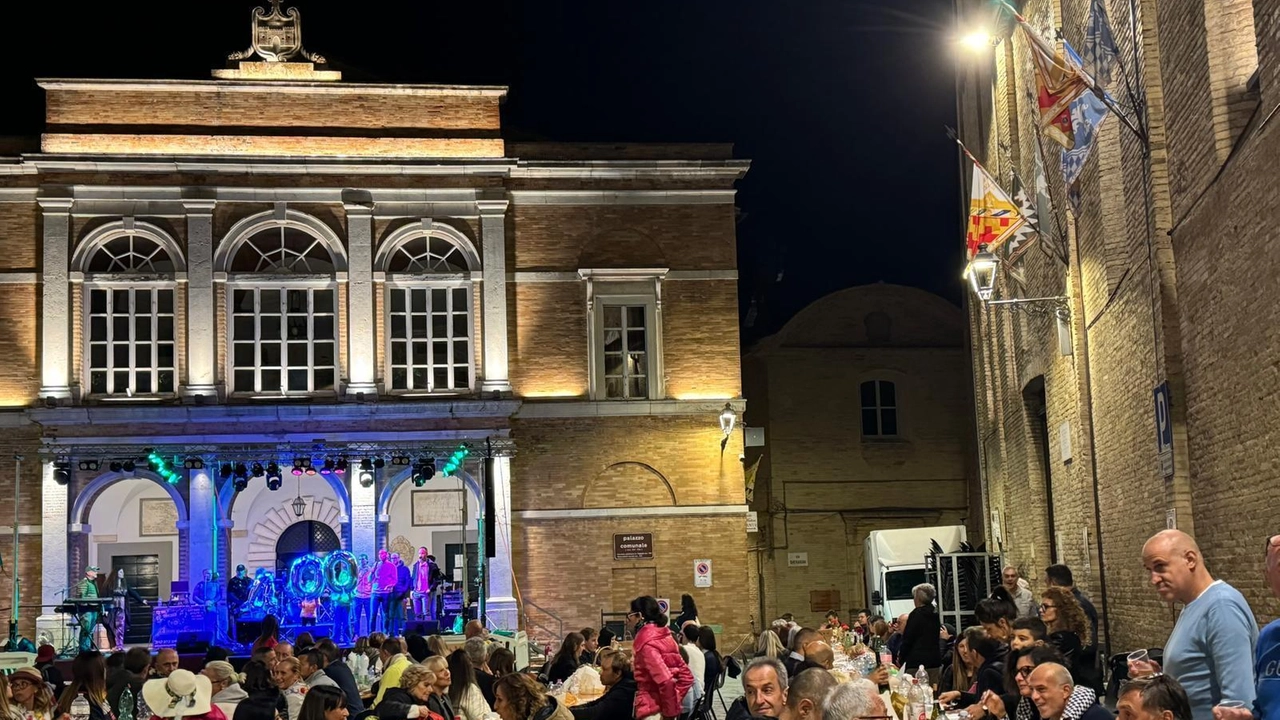 Sono state organizzate delle lunghe tavolate in piazza, allestito un palco per fare musica e i cittadini sono stati invitati a portare la cena d’asporto dai locali