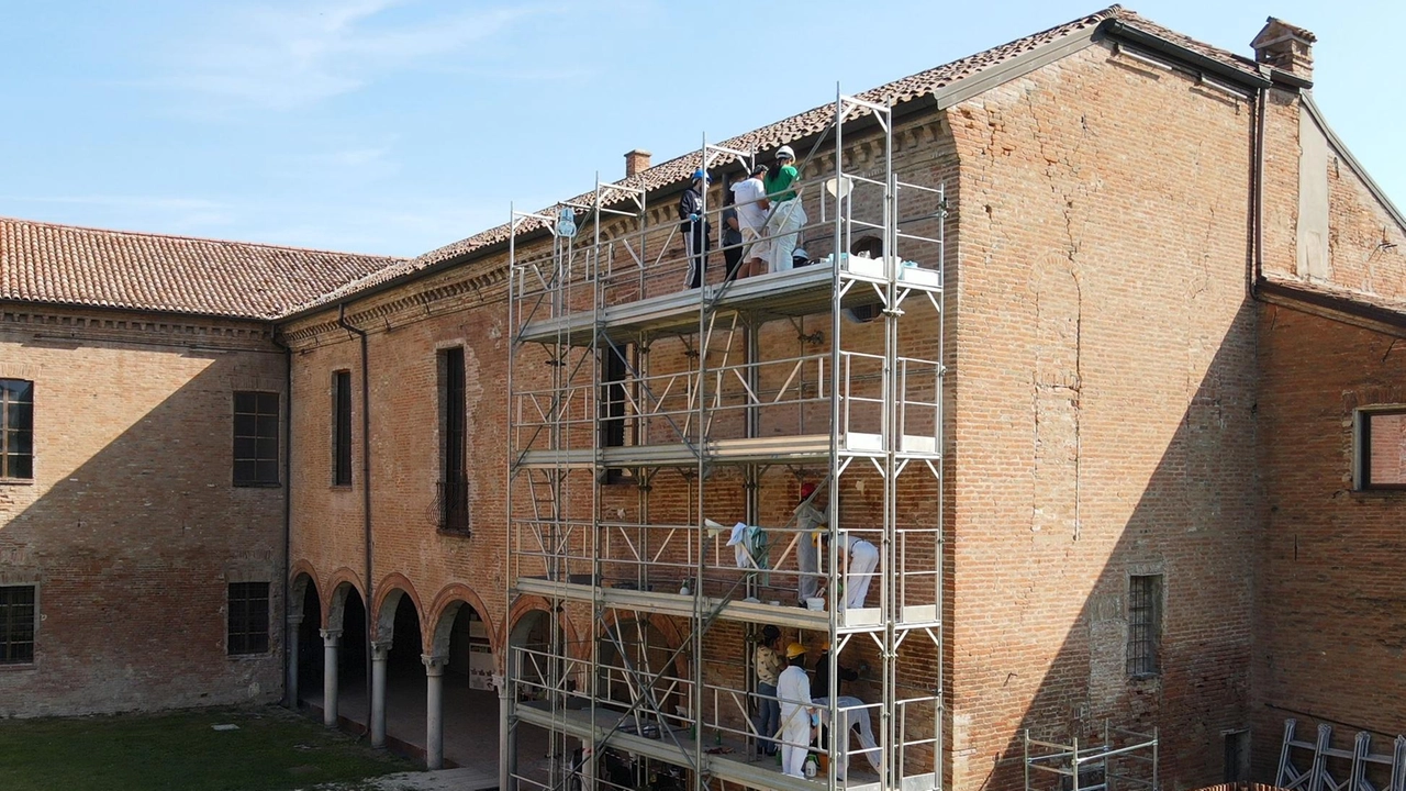 Studenti e. restauratori all’opera a. Villa Mensa