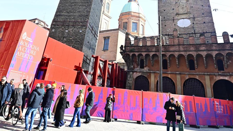 Il cantiere della Garisenda. I negozianti si dividono: "Pochi clienti". "Bene così"