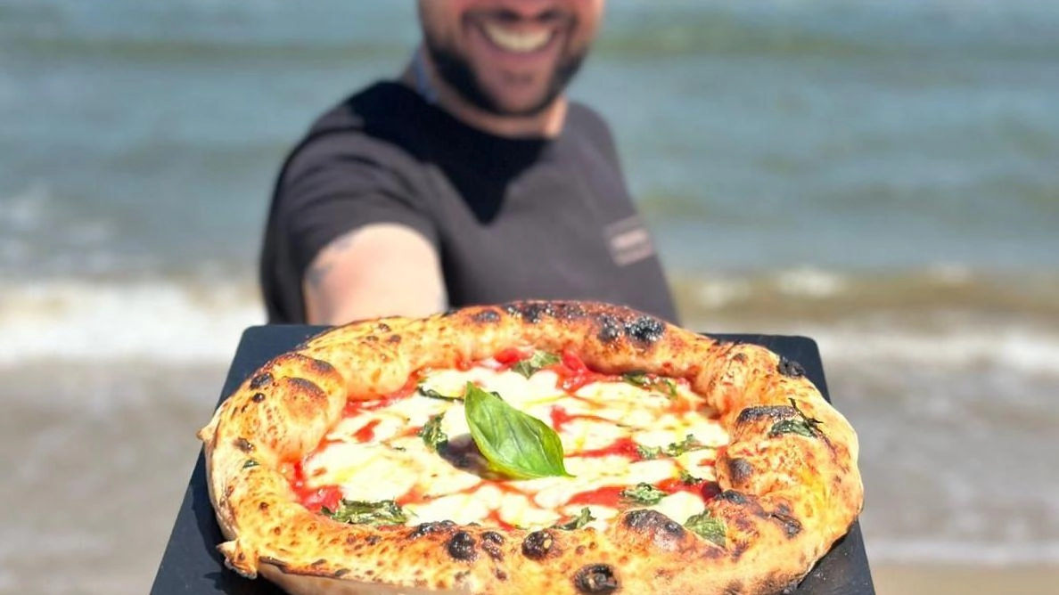 Pizza da record in spiaggia: "Vogliamo sfornarne 20mila"