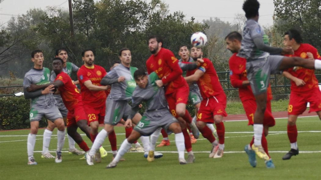 Un’azione di gioco durante Castelfidardo-Ravenna