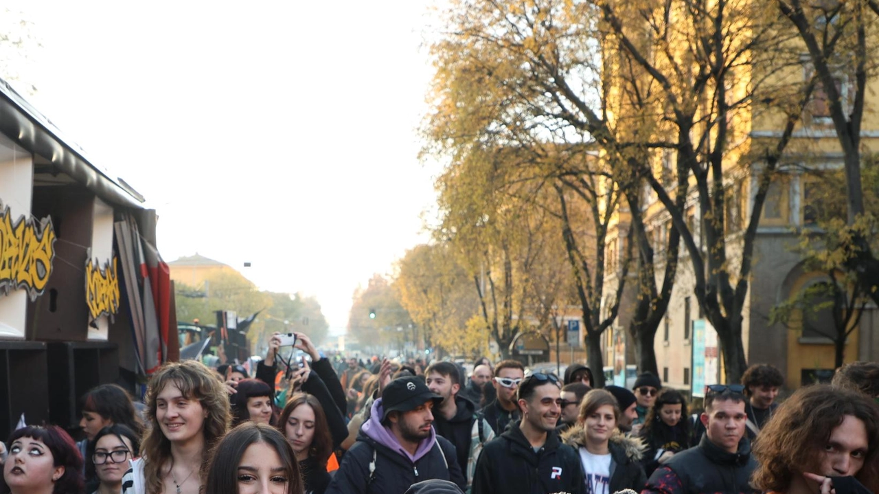 Un momento della Street Parade del 30 novembre scorso per le vie della città con migliaia di partecipanti e polemiche