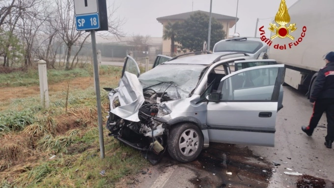 L'auto del 79enne dopo il frontale con un camion a Santa Margherita d'Adige (Padova)