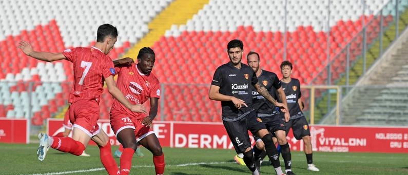 La Recanatese subisce la terza sconfitta consecutiva allo stadio "Del Conero" di Ancona, mancando di concretezza in attacco. Le assenze e gli infortuni complicano la situazione, ma la squadra dimostra determinazione nonostante le difficoltà.